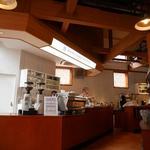 丸山珈琲  - 木のぬくもりが感じられる店装