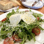 SARÒ - ルッコラ・水牛モッツァレラ・チェリートマトのサラダ　水牛モッツァレラ独特の香りがダイレクトに口に広がります　ルッコラの大きさは小さめで柔らかく、苦味が若々しくて大変気を遣ってます　　byまみこまみこ