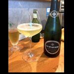 SARÒ - LO  SPARVIERE  FRANCIACORTA  Chardonnay100％   mellow gold yellow color         かなりキメの細かい泡　　byまみこまみこ