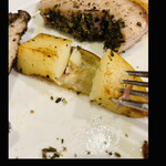 SARÒ - ローストポテトも炭火仕上げされており、皮の焼け方の香りが楽しい〜　byまみこまみこ