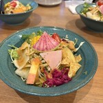 HIPPOPO PASTA - いろいろな素材がこれでもかと入っているサラダ