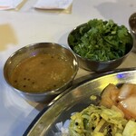 ムジャラ - 豆カレーとパクチー