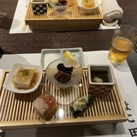神楽坂 よこ田 - 胡麻豆腐、蟹とトマトのゼリー寄せ、インゲンの白胡麻和え、もずくと海老、タコの柔らか煮