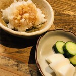 十二社通り 地鶏焼とりや - 箸休めの鬼おろしと浅漬け