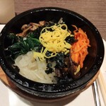 ぴょんぴょん舎　オンマーキッチン - よ～くかき混ぜてスプーンで縁に押し付けてお焦げ作り
