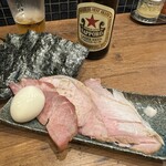 豚骨 蒼翔 - 特製は別皿提供で、海苔と味玉とチャーシューが付いています。