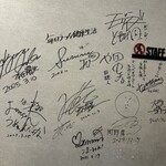 豚骨 蒼翔 - 壁にサインが書いてありました