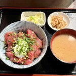 魚とら - まぐろ漬け丼（中）