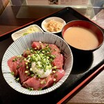 魚とら - まぐろ漬け丼（中）