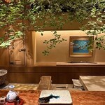 天ぷら 元吉 - カウンター席の上にはダイナミックに樹木がレイアウトされ、前回とはまるで異なる景色、素敵な雰囲気と共になんとなく涼やかな印象を受けます！