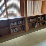 湖里庵 - ２階にあがったところのライブラリーも専用です