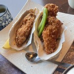 田里津庵 - LLサイズの牡蠣と湯呑み、特に右はジャンボ