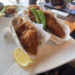 田里津庵 - 牡蠣LLサイズ、指と比べると大きさが分かります