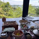 田里津庵 - ３人とも海を見ながらの横並び席、ボックス席もあります