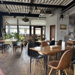 カフェ ハートリップ - ウッディな店内 植物の緑もあって 心地良く過ごせます