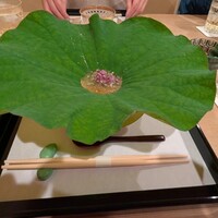 馬車道 大かわ - 大きな蓮の葉に乗せたジュレを自分で注ぐところから。なんだか楽しい。