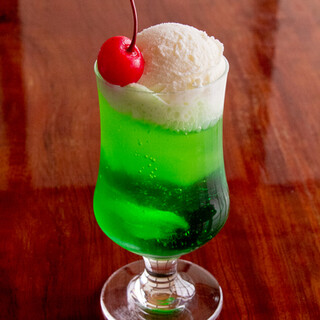 《あの日に帰れる一杯。洋食屋のクリームソーダ。》