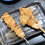 三酉屋 - かわ塩176円、手羽先154円