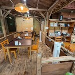 笑味の店 - 奥にもテーブル席