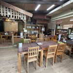 笑味の店 - 開放的な店内