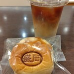ブレッズコート - 盛岡クリームパン、アイスカフェラテ