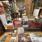 笑味の店 - レジ・著書が置かれています