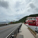 笑味の店 - 赤い建物を右折するとお店です