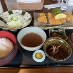 小田原湯本カントリークラブ - 一切れ食べてしまいました。ご飯は半分。