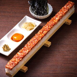 【映えメニューならうま囲】デカ盛り！てんこ盛り！馬肉ユッケ