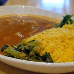 スパイスバル コザブロ - 手前の緑が副菜のほうれん草、奥の緑はパクチーです