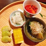 さくら京屋 - 仁 函館産空豆 青緑
      義 山梨桃の白和え 白
      礼 共和町らいでん西瓜と丘珠とまと 赤
      智 京都賀茂茄子煮びたし 黒
      信 ふらのとうもろこし錦玉羹 黄