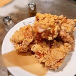 ケラケラ ケイヴ - ・唐揚げ5ピース¥1390 
      好みで塩と胡椒  爆弾的な大きさ  衣のカリカリ具合と肉汁が◎