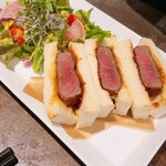 ケラケラ ケイヴ - ・厚切り牛フィレカツサンド¥1990
      一口ですごい食べ応え！