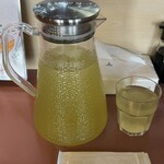 福田ラーメン - 冷たいお茶＆紙おしぼり