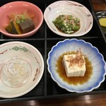 いし井 - このオカズもセット。小鉢が4品ついているようなもん