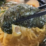 福田ラーメン - 海苔を巻いて
