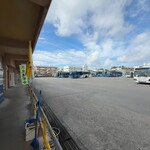 笑味の店 - この奥からローカルバスに乗り継ぎます