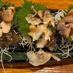 丸冨水産 - ■貝刺し盛り（さざえ、つぶ、赤貝）￥1,980：冷酒との相性は抜群。新鮮な貝の風味と心地よい歯応えがあり、貝好きにはたまらない逸品。