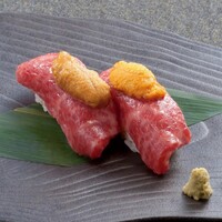 和牛肉寿司 贅沢雲丹のせ