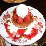第一ホテル東京 ロビーラウンジ - ルバーブと苺のタルト紅白のソースをかけて