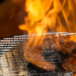 豪快に焼き上げ、ブランデーで香り付けして仕上げる檸檬ハラミ