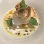 ロドラント ミノルナキジン - 黒糖のメレンゲ、ココナツのアイス、パイナップルのコンポート、バナナ