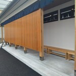 らーめん め組 - 待合椅子　実はまだ見えないとこお客さん座ってます