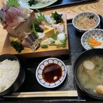 メシヤ ハマビ - 鰤の藁焼きと鮮魚の刺身定食