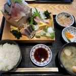 メシヤ ハマビ - 鰤の藁焼きと鮮魚の刺身定食