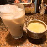 タイニーカフェ - アイスチャイ、プリン
