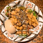 タイニーカフェ - 納豆丼のあたまのせ冷奴　煮卵付き