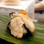 すし辰の立ち食い - 蒸し牡蠣