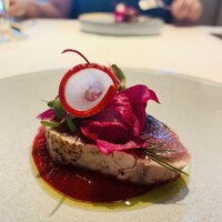 ジュエーメ - ②【魚】
                      青森産メジマグロの低温調理+炭火炙り、ビーツのソース、ビーツ+スプラウト+エルダーフラワーのせ