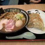 松戸富田製麺 - 濃厚半熟味玉そば（９００円）＋餃子（３個）（３５０円）